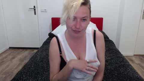 Snapshot of clittytastic chatting on 03.09.25 Syl online show from 03.09.25