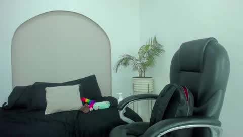 Cloe  online show from 12.15.25