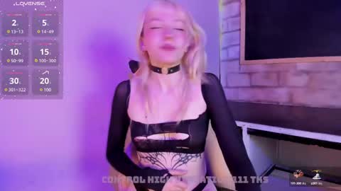 Snapshot of cloe_five chatting on 03.10.25 CLOE online show from 03.10.25