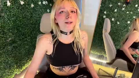 Snapshot of cloe_five chatting on 09.17.25 CLOE online show from 09.17.25