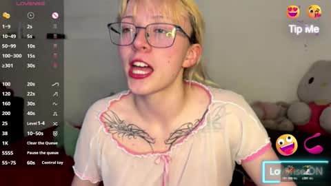 Snapshot of cloe_five chatting on 10.27.25 CLOE online show from 10.27.25