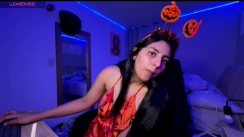 Snapshot of cloe_small08 chatting on 10.19.25 cloe small online show from 10.19.25