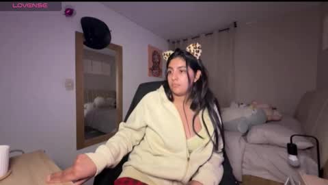 Snapshot of cloe_small08 chatting on 10.23.25 cloe small online show from 10.23.25