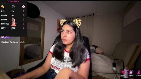 Snapshot of cloe_small08 chatting on 10.27.25 cloe small online show from 10.27.25