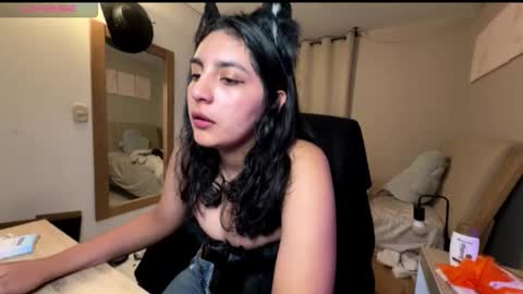 Snapshot of cloe_small08 chatting on 10.30.25 cloe small online show from 10.30.25