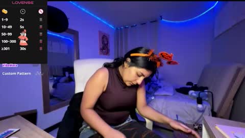 Snapshot of cloe_small08 chatting on 10.31.25 cloe small online show from 10.31.25