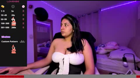 Snapshot of cloe_small08 chatting on 11.05.25 cloe small online show from 11.05.25