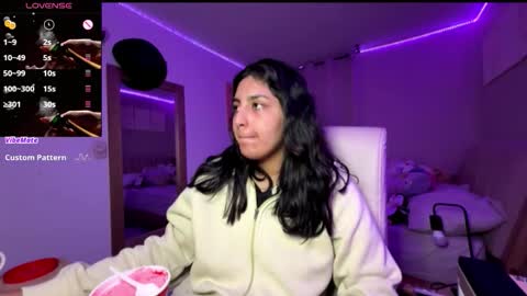 Snapshot of cloe_small08 chatting on 11.08.25 cloe small online show from 11.08.25