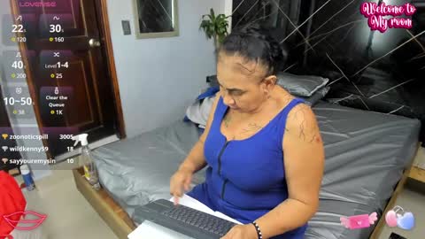 Snapshot of cloee_rabbyt chatting on 01.12.25 CLOE online show from 01.12.25