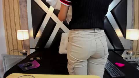 lady cloe person online show from 12.22.25