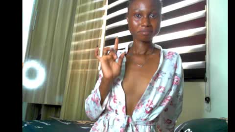 Snapshot of coco_petitqueen chatting on 01.17.25 coco_petitqueen online show from 01.17.25