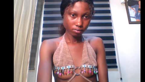 Snapshot of coco_petitqueen chatting on 01.22.25 coco_petitqueen online show from 01.22.25