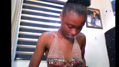 Snapshot of coco_petitqueen chatting on 01.29.25 coco_petitqueen online show from 01.29.25