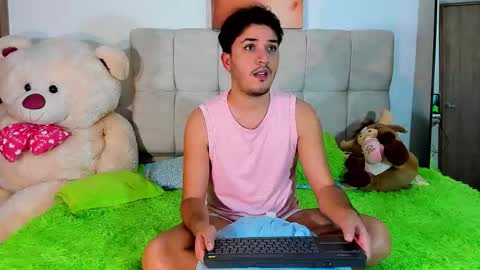 Snapshot of collage_hot25 chatting on 12.22.25 javier online show from 12.22.25