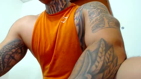 Snapshot of colombian_monster_cock chatting on 12.18.24 camilo online show from 12.18.24