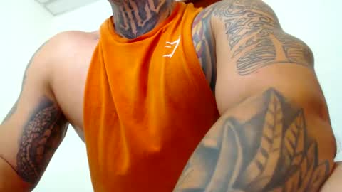 Snapshot of colombian_monster_cock chatting on 01.08.25 camilo online show from 01.08.25