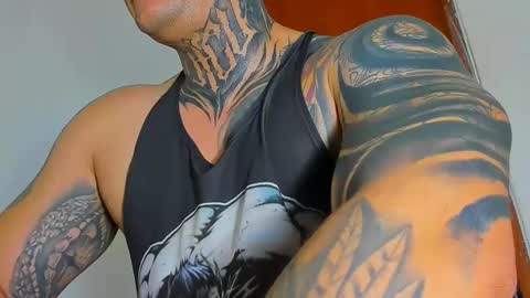 Snapshot of colombian_monster_cock chatting on 09.28.25 camilo online show from 09.28.25