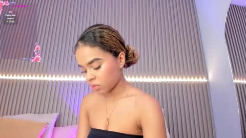 coralineross_ online show from 10.02.25