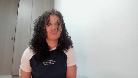 Snapshot of cositarika__ chatting on 10.06.25 Lunita online show from 10.06.25