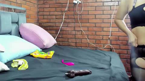 Snapshot of couple_gold69 chatting on 10.02.25 Andrea and Scott online show from 10.02.25