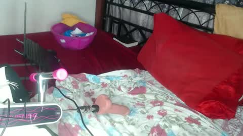 Snapshot of cozy_dion chatting on 05.06.26 Erykah online show from 05.06.26
