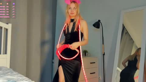 Snapshot of crazy_selfi chatting on 12.26.24 Emma online show from 12.26.24