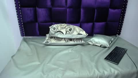 Snapshot of crazyonme chatting on 12.17.24 diosalinda online show from 12.17.24