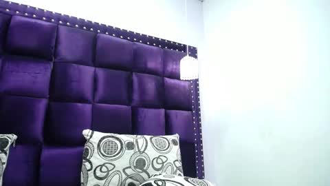 Snapshot of crazyonme chatting on 03.11.25 diosalinda online show from 03.11.25