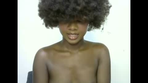 Snapshot of creamybabee chatting on 01.28.25 queen online show from 01.28.25