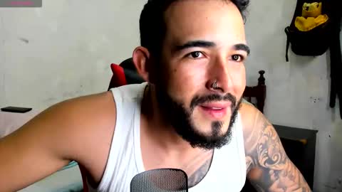 Snapshot of cris_simons chatting on 11.04.25 cris_simons online show from 11.04.25