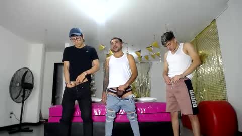 Snapshot of crismens chatting on 02.21.25 crismens online show from 02.21.25