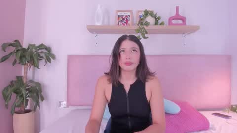 Snapshot of cristalfoxy_ chatting on 09.19.25 cristalfoxy_ online show from 09.19.25