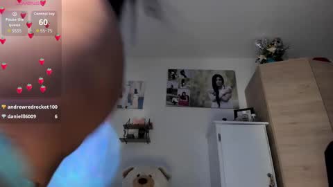 Snapshot of cristalmunez chatting on 09.25.25 cristal online show from 09.25.25