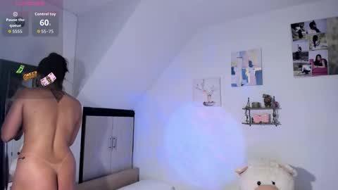 Snapshot of cristalmunez chatting on 10.13.25 cristal online show from 10.13.25