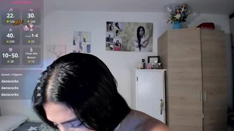 Snapshot of cristalmunez chatting on 10.22.25 cristal online show from 10.22.25