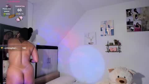 Snapshot of cristalmunez chatting on 10.31.25 cristal online show from 10.31.25