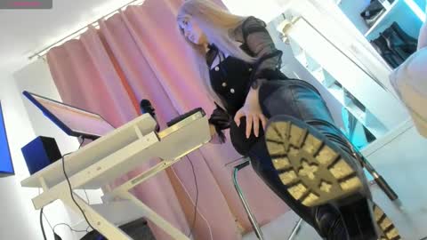 Snapshot of cruel_siren chatting on 10.10.25 Cruel Siren online show from 10.10.25