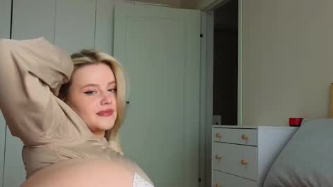 Snapshot of crystal_angells chatting on 09.14.25 Cassie control domi and lush in private for free online show from 09.14.25