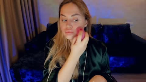 Snapshot of crystalemily chatting on 01.03.25 crystalemily online show from 01.03.25