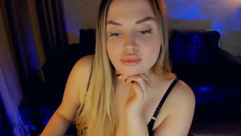 Snapshot of crystalemily chatting on 03.01.25 crystalemily online show from 03.01.25