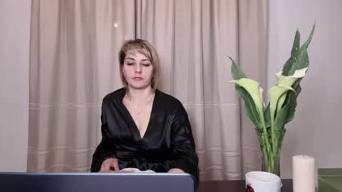 Snapshot of crystalfever_ chatting on 07.27.26 Mary online show from 07.27.26