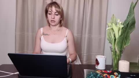 Snapshot of crystalfever_ chatting on 08.01.26 Mary online show from 08.01.26