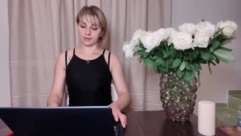 Snapshot of crystalfever_ chatting on 08.06.26 Mary online show from 08.06.26