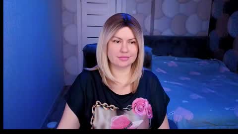 Snapshot of crystallleyes chatting on 09.30.25 CrystalllEyes online show from 09.30.25