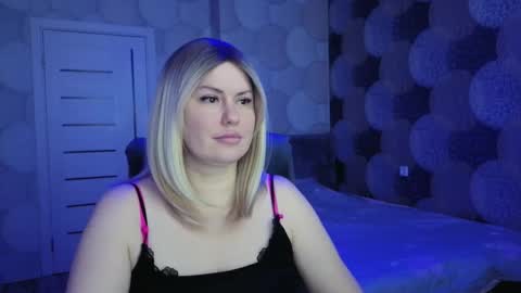 Snapshot of crystallleyes chatting on 10.11.25 CrystalllEyes online show from 10.11.25