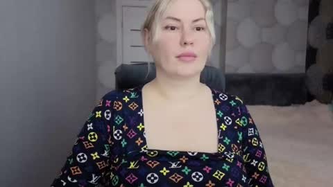 Snapshot of crystallleyes chatting on 11.14.25 CrystalllEyes online show from 11.14.25