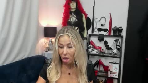 CrystalHotty online show from 09.17.25