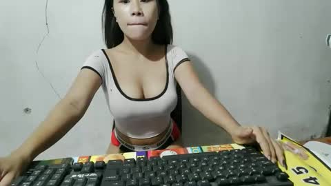 cumwhore4uxox online show from 04.19.26