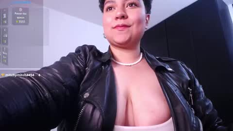 Snapshot of curly_cam_queen chatting on 12.12.24 Bruna  online show from 12.12.24