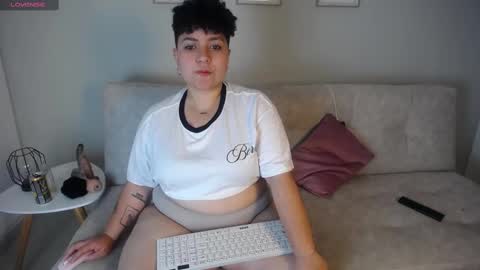 Snapshot of curly_cam_queen chatting on 09.27.25 Bruna  online show from 09.27.25